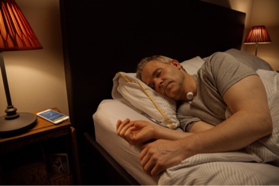 Hombre durmiendo con sensor